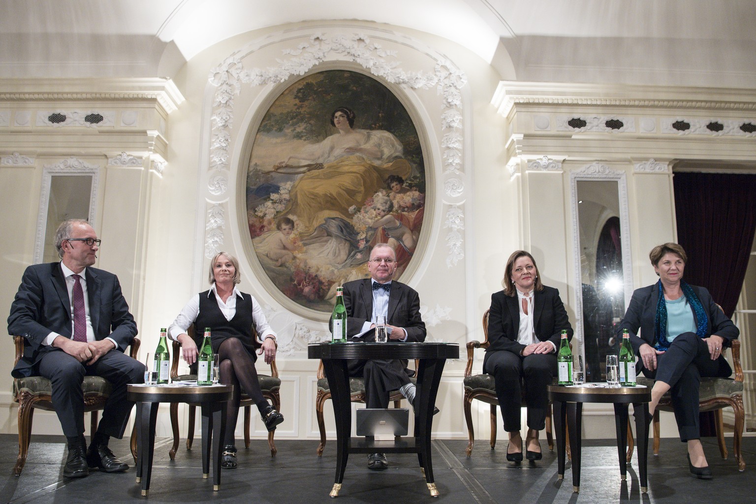 Die CVP-Bundesratskandidaten Peter Hegglin, Staenderat-ZG, Elisabeth Schneider-Schneiter, Nationalraetin-BL, Claude Longchamp, Moderator, Heidi Z&#039;Graggen, Regierungsraetin-UR und Viola Amherd, Na ...