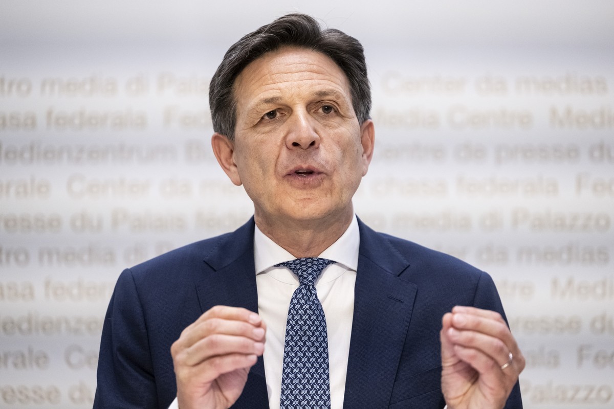 Der Direktor des Nachrichtendienstes des Bundes NDB, Christian Dussey, erlaeutert die sich laufend verschlechternde Sicherheitslage im Umfeld der Schweiz, an der Medienkonferenz zum Lagebericht des ND ...