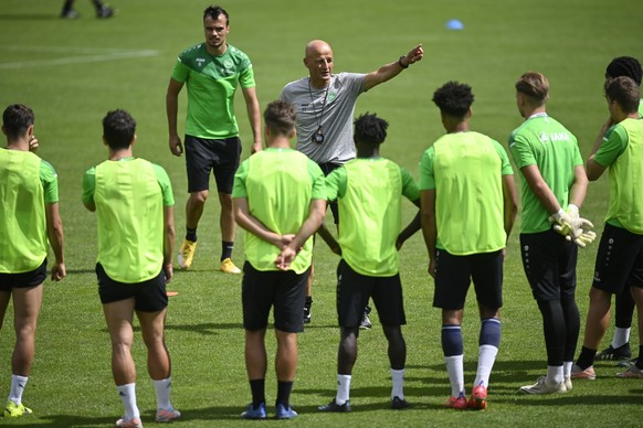 Trainer Peter Zeidler spricht zu seiner Mannschaft, im Trainingslager des FC St. Gallen, am Donnerstag, 24. Juni 2021, in Bad Ragaz. (KEYSTONE/Gian Ehrenzeller)