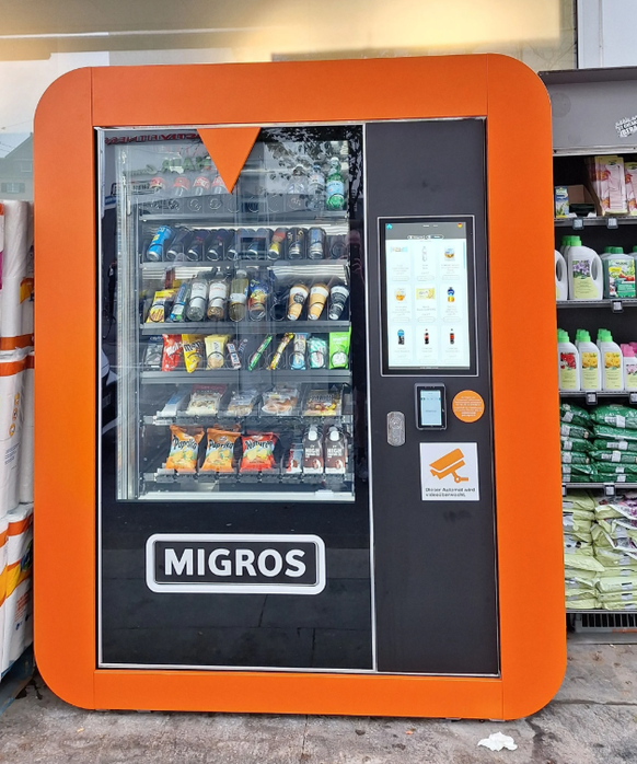 Ein neuer Migros-Verkaufsautomat in Zürich-Wipkingen.