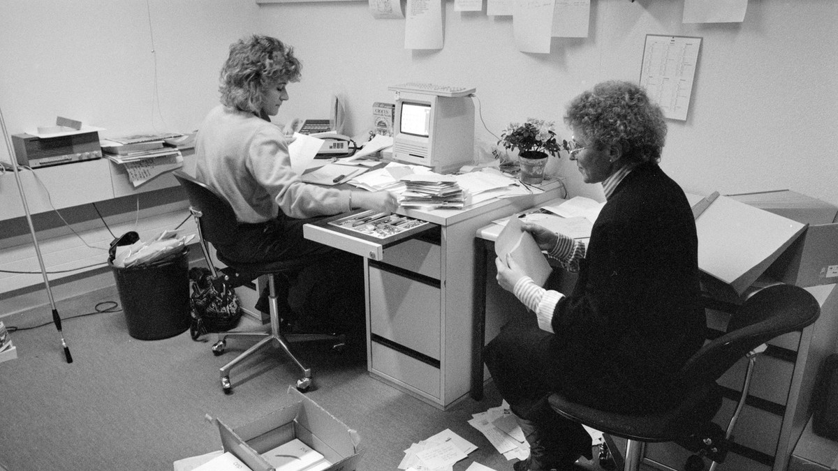 Im Buero des Parlamentsdienstes in Bern, Schweiz, wird im Dezember 1989 der fertig gedruckte PUK-Bericht der parlamentarischen Untersuchungskommission zur Fichen-Affaere zum Versand an die Parlamentar ...