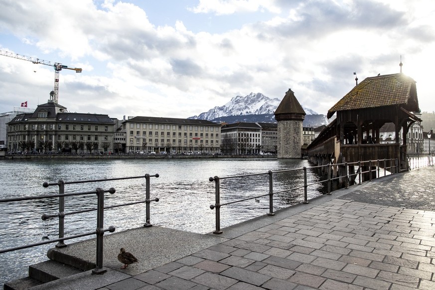 Keine Touristen vor der Kapellbruecke, fotografiert am Mittwoch, 12. Februar 2020, in Luzern. Seit Anfang Februar bleiben chinesische Touristen fern. Die chinesische Regierung hat wegen des Corona-Vir ...