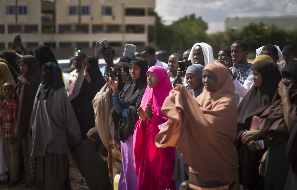 Warten auf den Pickup: Einwohner der Universitätsstadt Garissa.