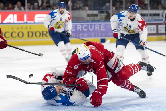 Chris Baltisberger (ZSC), unten, kaempft um den Puck mit Igor Jelovac (SCRJ), oben, bei dem Spiel der Eishockey National League zwischen den ZSC Lions und den SC Rapperswil-Jona Lakers am Sonntag, 7.  ...