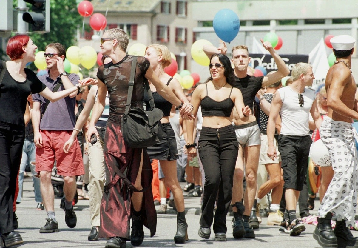 Around 2000 gay persons are walking through the streets of Zurich as they celebrate the national 'Christopher Street Day', on Saturday, July 18, 1998. Gay persons are demonstrating for their ...