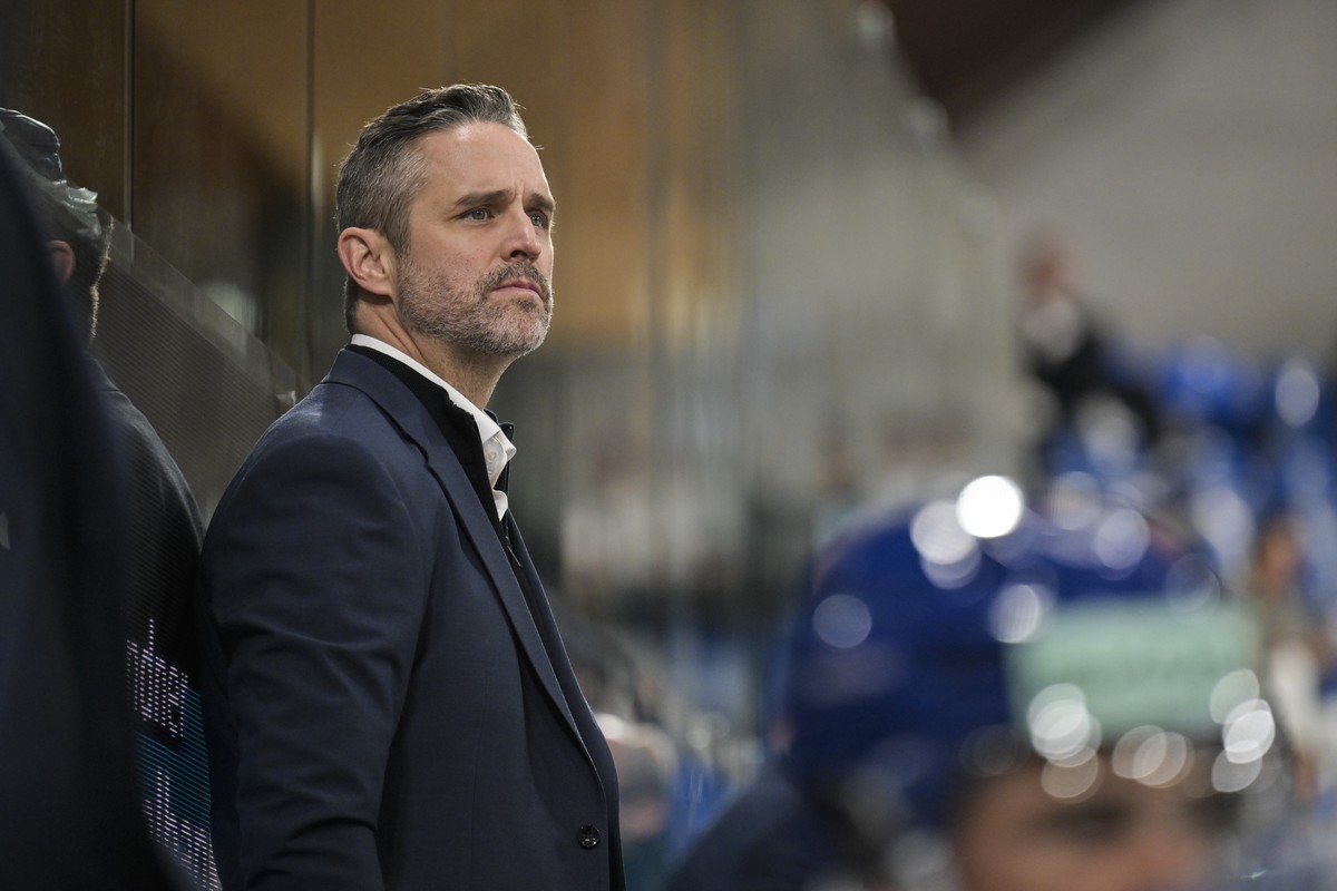 Head Coach Josh Holden (HCD) im Eishockey Spiel der National League zwischen dem HC Davos, HCD, und dem EHC Kloten, EHCK, am Dienstag, 16. September 2025, in der zondacrypto-Arena in Davos. (PostFinan ...
