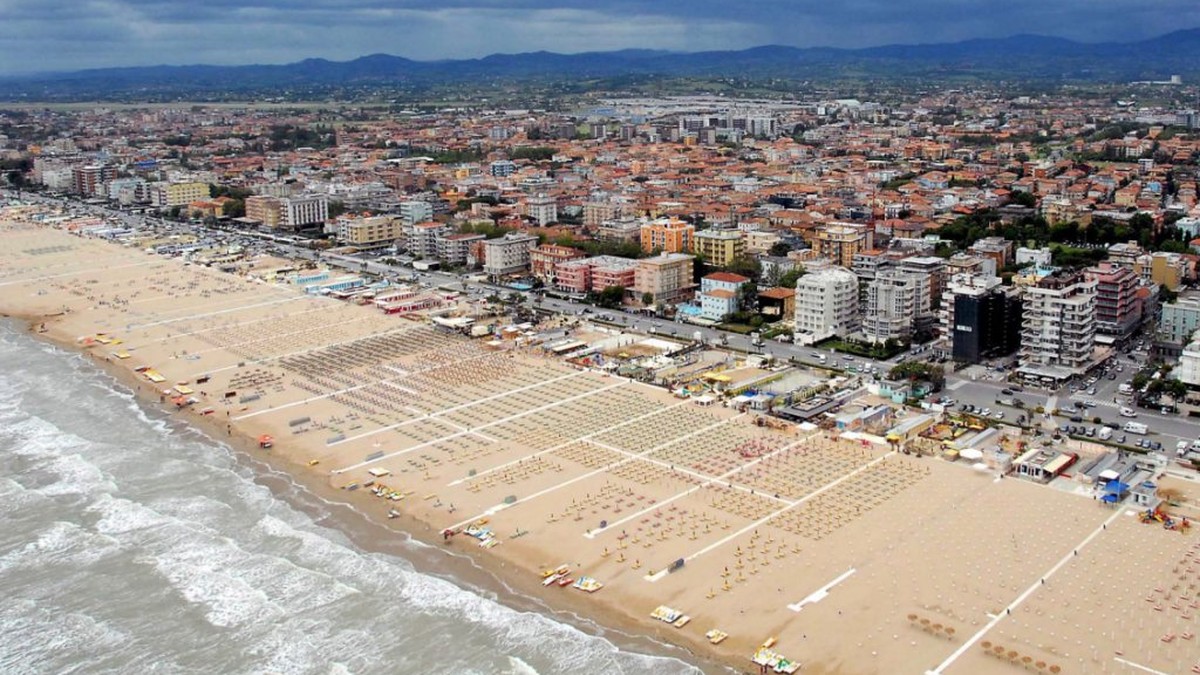 Fertig gebadet: Nach starkem Regen am Wochenende ist das Wasser an den Stränden von Rimini zu stark mit Bakterien verseucht. (Archivbild)