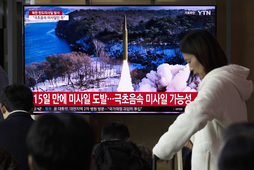 epa11255023 People watch a news segment pertaining to a North Korean missile launch, at a station in Seoul, South Korea, 02 April 2024. According to South Korea&#039;s Joint Chiefs of Staff (JCS), Nor ...