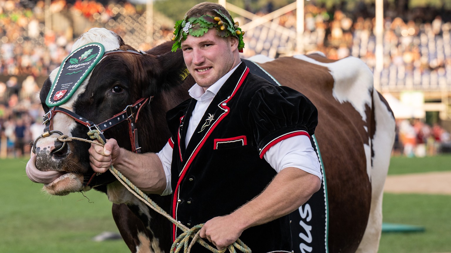 Joel Wicki, neuer Schwingerkoenig posiert mit dem Siegerstier Magnus vom Schoenenberg beim Festakt am Eidgenoessischen Schwing und Aelplerfest (ESAF), am Sonntag, 28. August 2022, in Pratteln. (KEYSTO ...