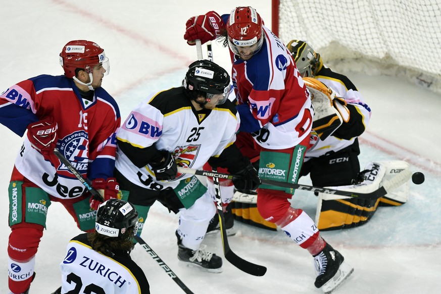 Die Lakers Cedric Huesler, rechts, und Dion Knelsen, links, gegen den Jurassier Joel Steinauer, Mitte, beim Swiss Ice Hockey Cup 1/2 - Finalspiel SC Rapperswil-Jona Lakers gegen den HC Ajoie in Rapper ...