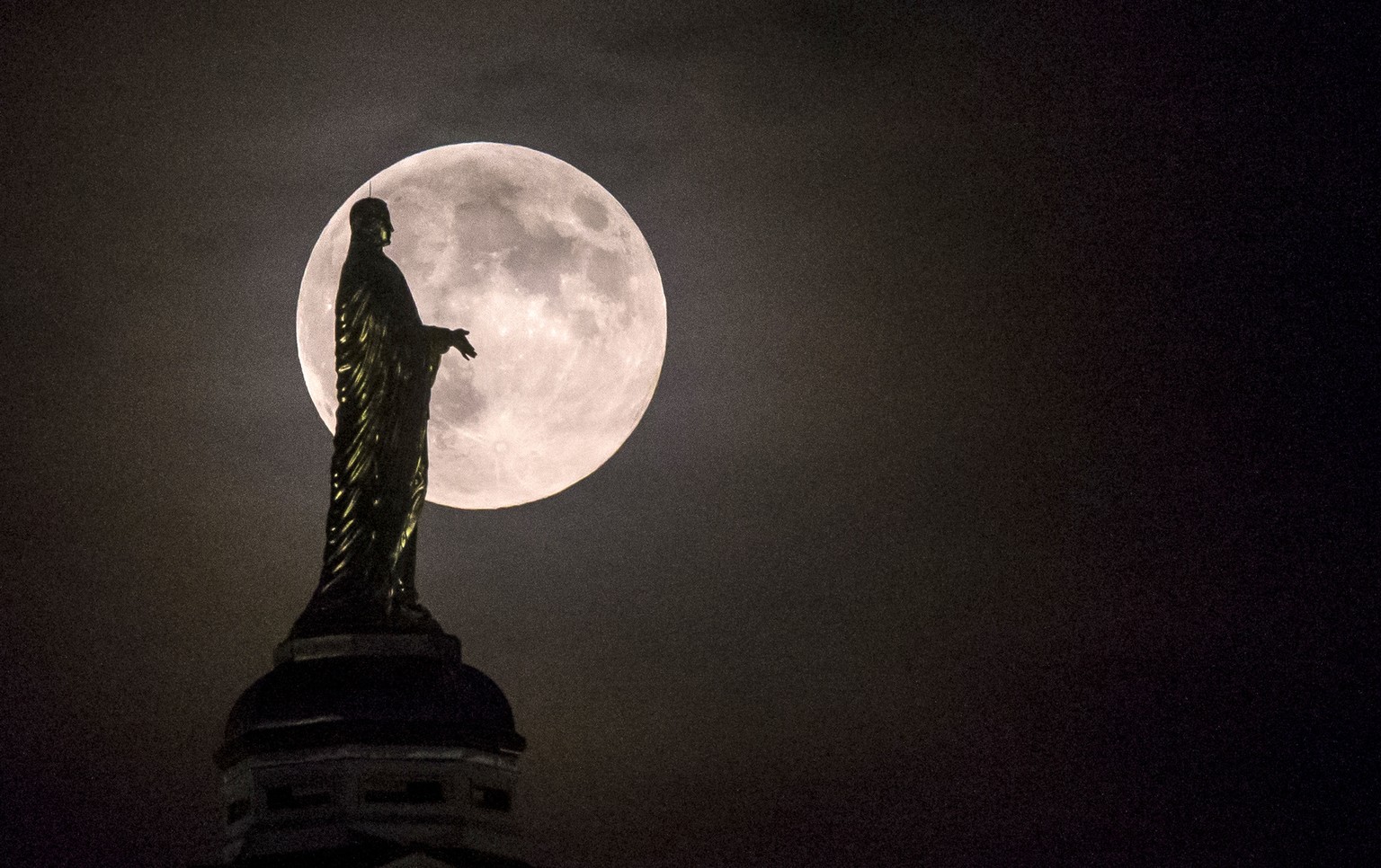 Der Supermond hinter der Marienstatue auf dem Dach der Notre Dame Universität in South Bend, Indiana, am 8. September 2014.