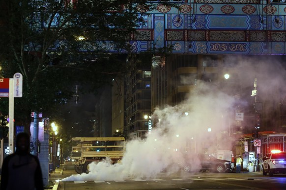Polizeieinsatz in Washington: Tränengas für die Armen, Börsenparty für die Reichen.