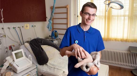 Hendrik Rogner posiert mit einem Beckenmodell für den Fotografen. Dieses zeigt, wie Kinder geboren werden. Bild: Alex Spichale