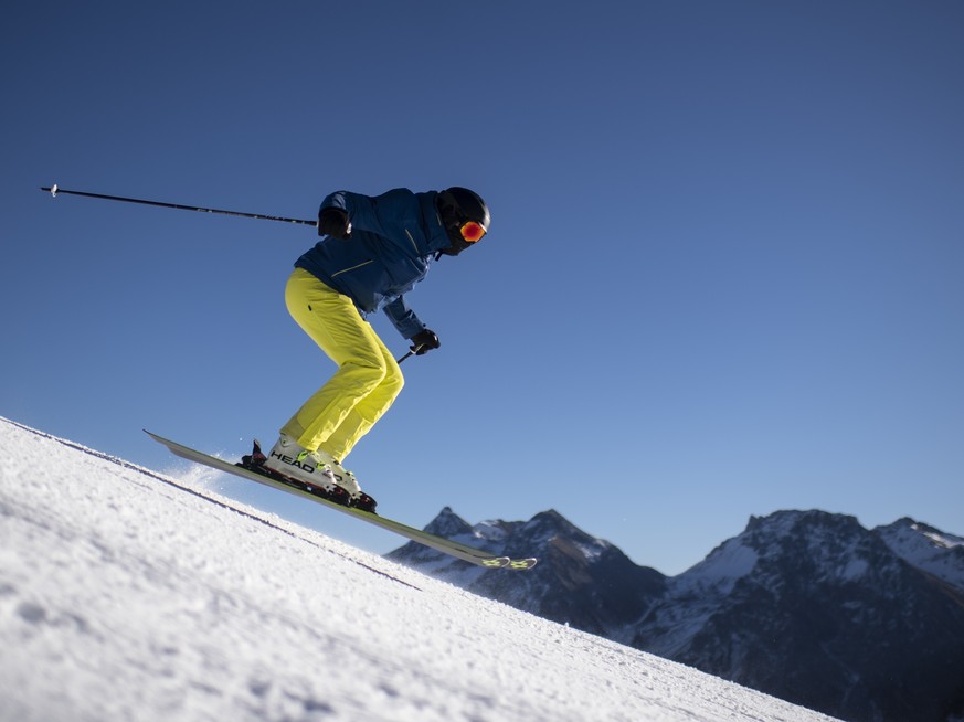 Skifahrer mit Schutzmaske gegen Covid-19, aufgenommen am Sonntag, 29. November 2020, beim &quot;Hoernli&quot; in Arosa. Ab diesem Wochenende gehen einige Lifte vor Ort in den taeglichen Betrieb. (KEYS ...