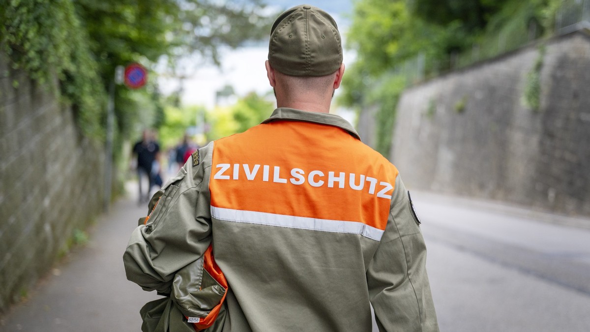 Ein Angehoeriger des Schweizer Zivilschutz geht talwaerts nach einer Veranstaltung, fotografiert am Sonntag, 30. Juni 2024 in Meilen. (KEYSTONE/Christian Beutler)