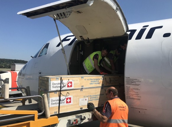 Ein Flugzeug des Bundes wird mit Hilfsg