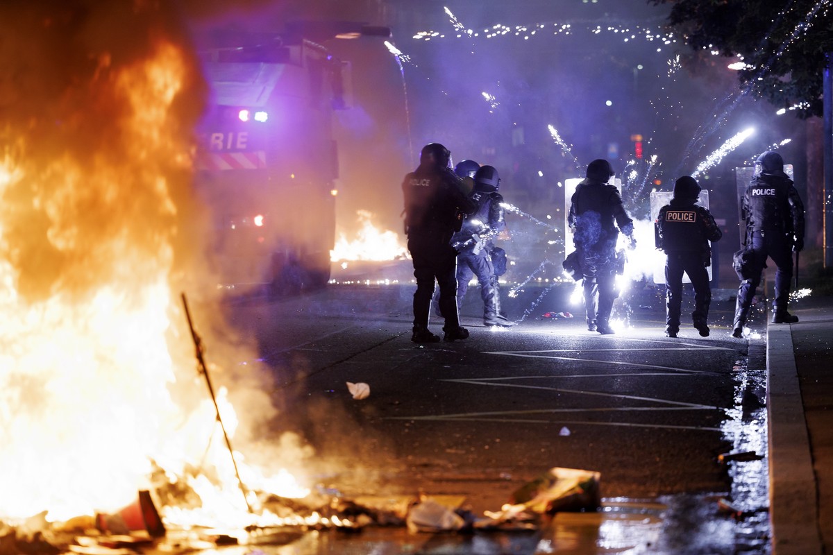 epaselect epa12323042 Police officers intervene during the second night of riots following the fatal accident involving a minor on a scooter in Lausanne, Switzerland, 25 August 2025 (issued 26 August  ...