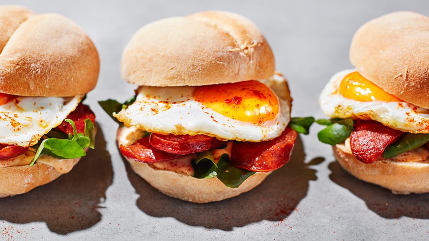 chorizo fried egg sandwich spiegelei wurst spanien portugal essen food https://recipes.sainsburys.co.uk/recipes/breakfast/portuguese-chorizo-and-fried-egg-sandwich