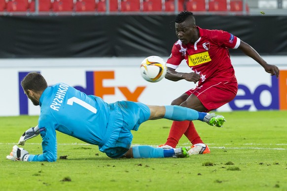 Sion, 17.09.2015, Fussball Europa League, FC Sion - Rubin Kazan, Kazans Torhueter Sergei Ryzhikov gegen Sions Ebenezer Assifuah (Pascal Muller/EQ Images)