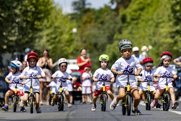 epa13146112 Young cyclists participate in a children's race before the start during the first stage a 137 km loop from Lausanne to Lausanne at the 5th edition of the Women's Tour de France c ...
