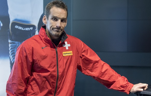 Swiss Hockey Nationaltrainer Patrick Fischer beantwortet Fragen der Journalisten bei einem Medientermin am Donnerstag, 20. April 2017, in der Tissot Arena in Biel. (KEYSTONE/Lukas Lehmann)