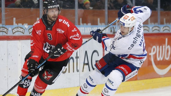 Berns Jan Mursak, links, und Zuerichs Christian Marti in Aktion im Eishockey Meisterschaftsspiel der National League zwischen dem SC Bern und den ZSC Lions, am Samstag, 16. November 2019 in der Postfi ...