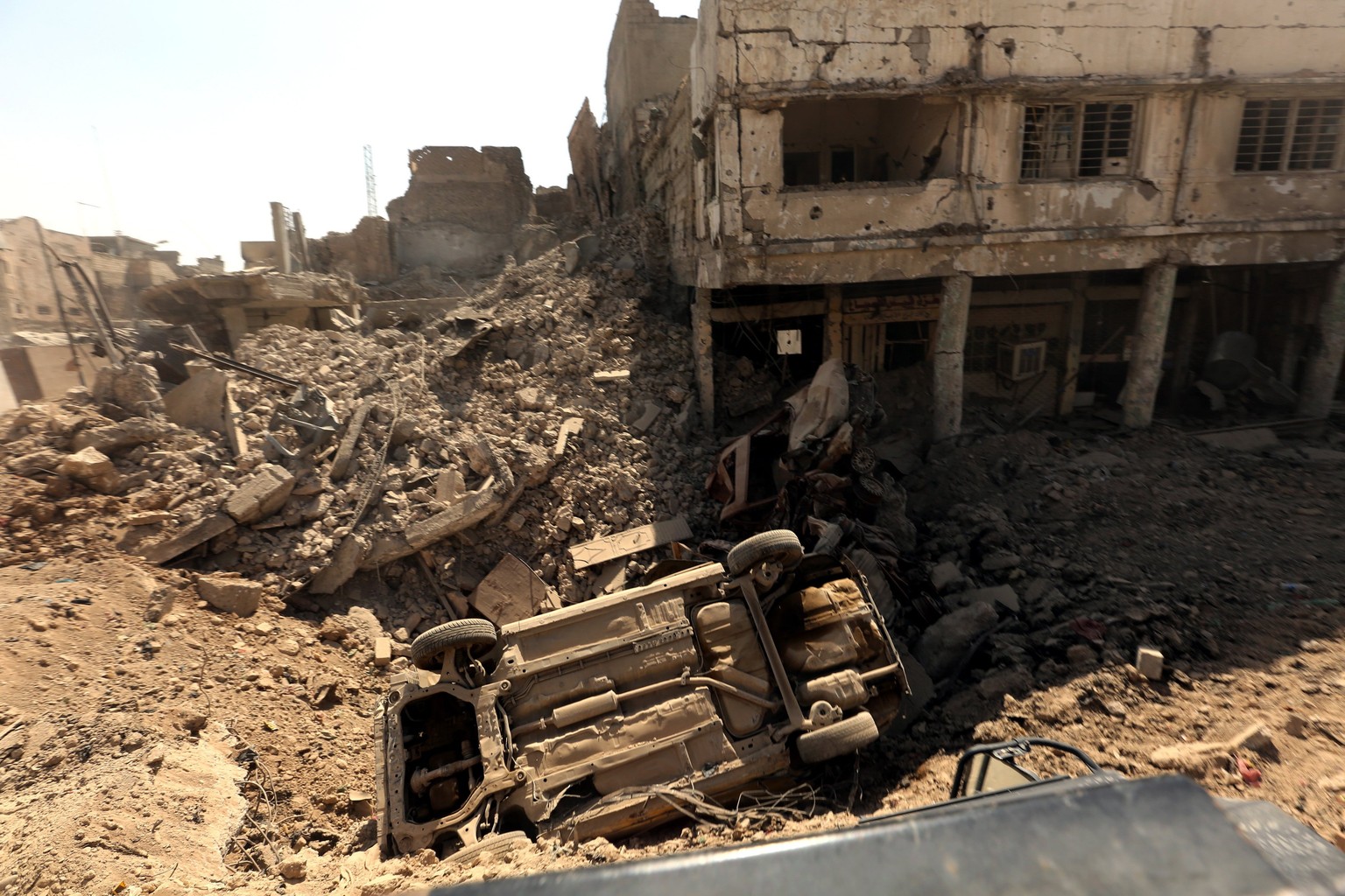 epa06068242 A general view of destroyed houses in the old city area, western Mosul, Iraq, 05 July 2017. Iraqi security forces are in the final stages of the battle to retake Mosul, in an operation tha ...