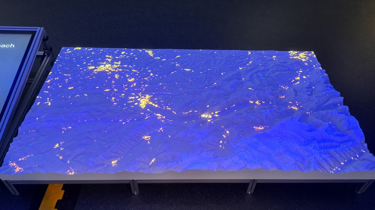 Space Eye: Das interaktive Relief zeigt unter anderem die Lichtverschmutzung in der Region Bern.
