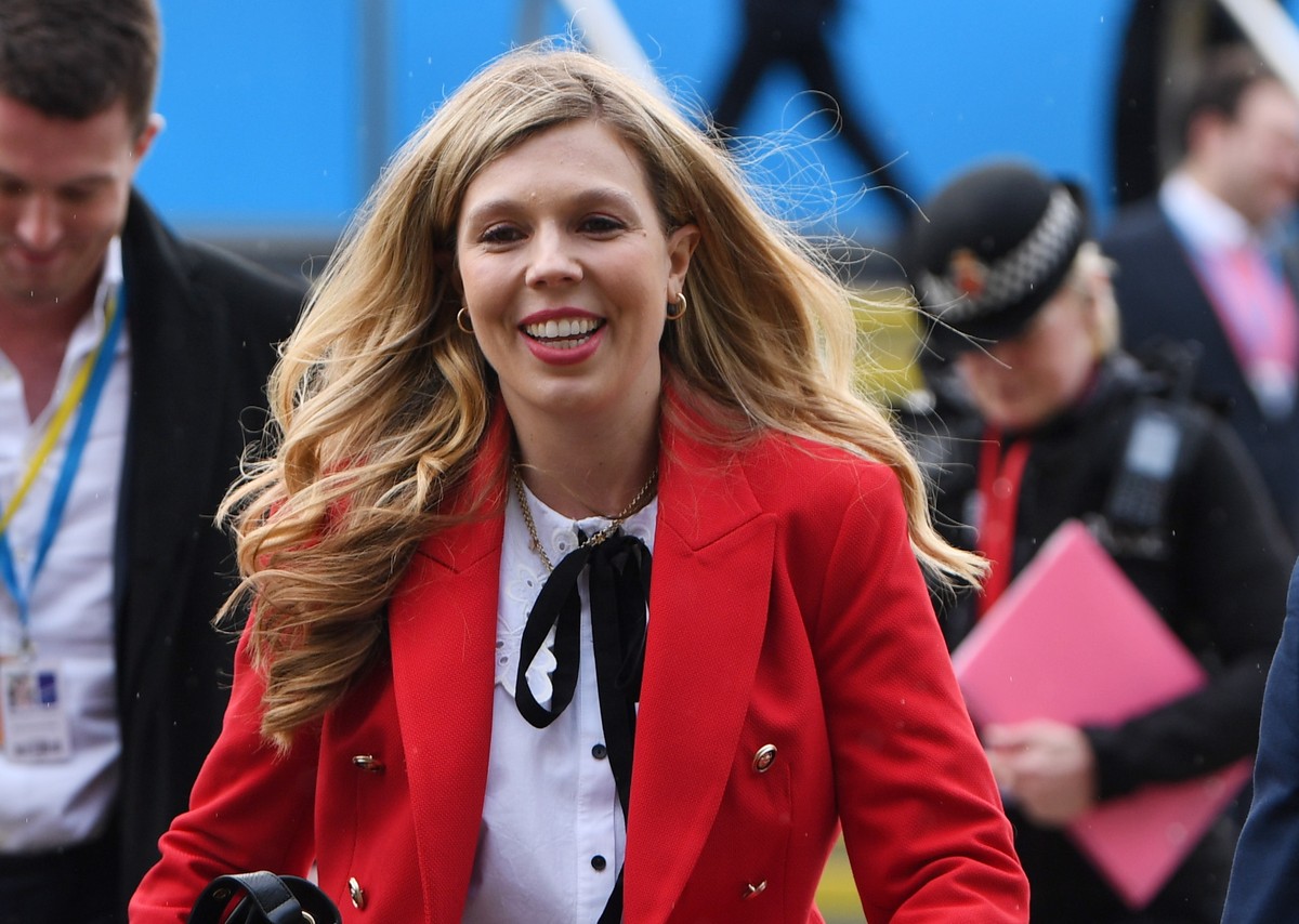epa09507442 Carrie Johnson (C) wife of Britain's Prime Minister Boris Johnson arrives on day three of the Conservative party Conference in Manchester, Britain, 05 October 2021. The Conservative P ...