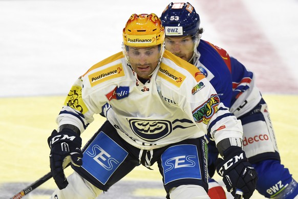 Der Tessiner Paolo Duca, links, gegen den Zuercher Morris Trachsler, rechts, beim Eishockeyspiel der Nationalleague A ZSC Lions gegen den HC Ambra-PIotta im Hallenstadion in Zuerich am Mittwoch, 7. Se ...