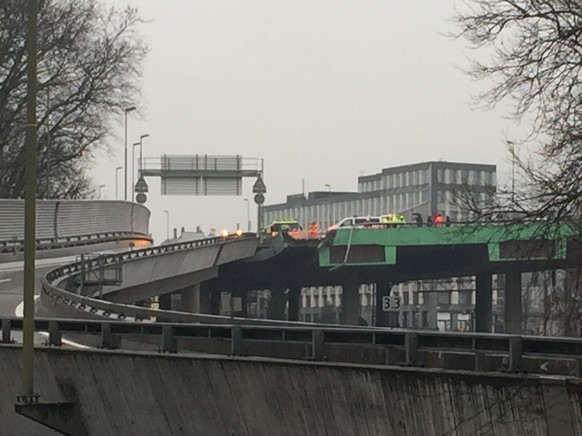 Der Lastwagenfahrer durchbrach den Betonsockel und die Leitplanke des Autobahnausläufers.