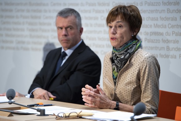 Nationalraetin Ruth Humbel, CVP-AG, rechts, spricht an der der Seite von Nationalrat Lorenz Hess, BDP-BE, links, waehrend einer Medienkonferenz des ueberparteilichen Komitees &quot;JA zu Fairplay im S ...