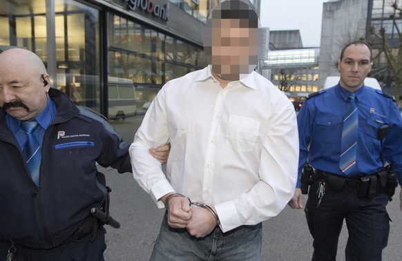 Der zu lebenslanger Haft verurteilte ehemalige Spitzensportler Patric S. wird von der Polizei zur Verhandlung vor das Obergericht Solothurn gefuehrt am Montag, 13. Januar 2014 in Solothurn. Das Soloth ...