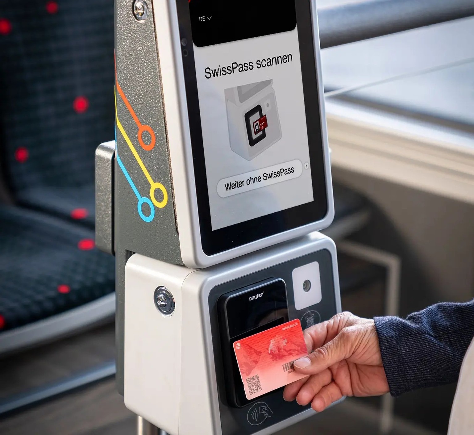 In Graubünden kann im Bus mit dem Swisspass, der Kredit- oder Debitkarte bezahlt werden.