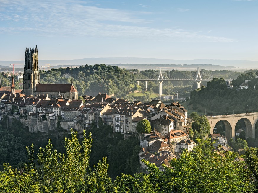 SWISS CITY FRIBOURG
Schweiz. ganz natuerlich.
Kathedrale mit Altstadt, Zaehringer- und Poyabruecke, Fribourg.

Switzerland. get natural.
Cathedral and old town, Zaehringer- and Poya Bridge, Fribourg.
 ...