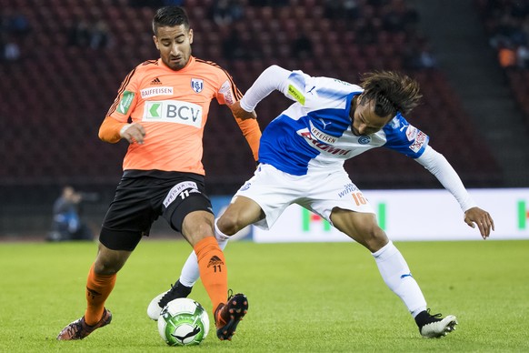 Grasshopper Jeffren Suarez (rechts) gegen Lausannes Samuele Campo waehrend der Superleague Fussballpartie zwischen dem Grasshopper Club Zuerich und dem FC Lausanne am Samstag, den 4. November 2017 im  ...