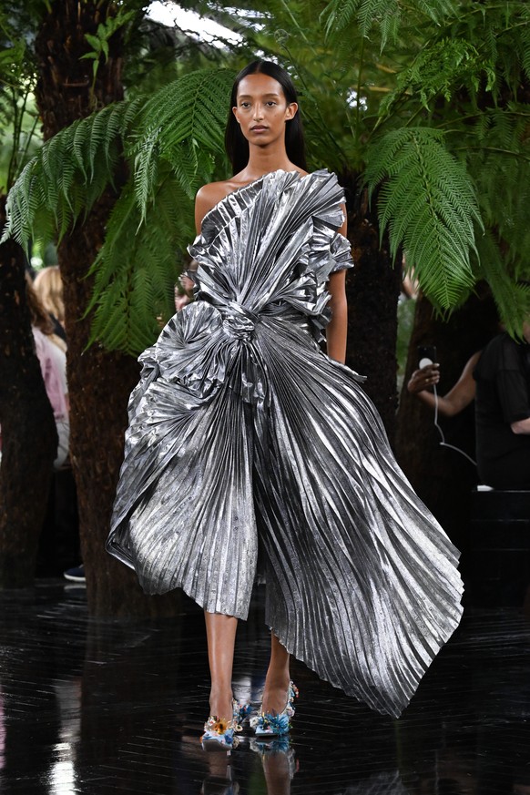 A model wears a creation as part of the Christian Dior Haute Couture Fall/Winter 2026-2027 Women's collection presented in Paris, Monday, July 6, 2026. (AP Photo/Emma Da Silva)
France Fashion Chr ...