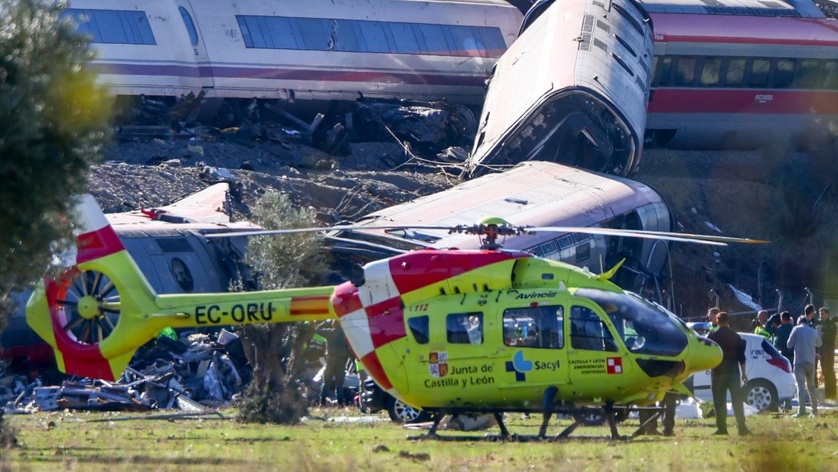 Des membres des équipes de secours arrivent sur les lieux de la collision entre deux trains à grande vitesse (AVE en espagnol), l'un de Renfe et l'autre d'Iryo, dans la commune d'U ...