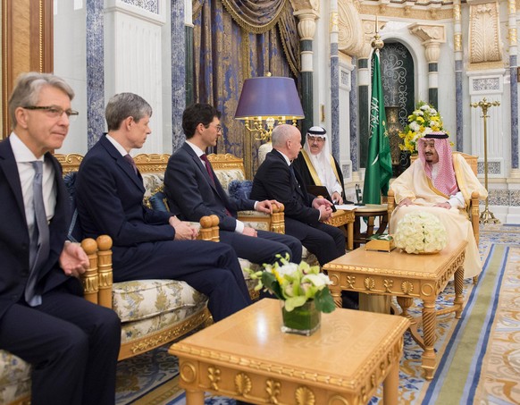 Der saudische Koenig Salman ibn Abd al-Aziz, rechts, empfaengt Bundesrat Ueli Maurer, Mitte, Staatssekretaer Joerg Gasser, 3.v.l. und Herbert Scheidt, links, Praesident der Schweizerischen Bankiervere ...