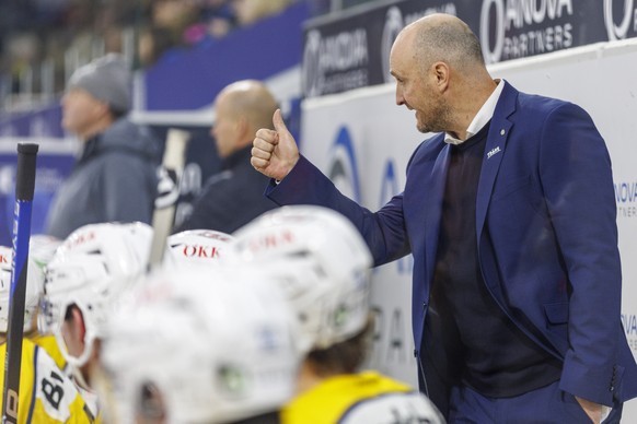 HC Davos Cheftrainer Christian Wohlwend waehrend dem Eishockey-Meisterschaftsspiel der National League zwischen dem EHC Kloten und dem HC Davos am Samstag, 3. Dezember 2022, in Kloten. (KEYSTONE/Patri ...