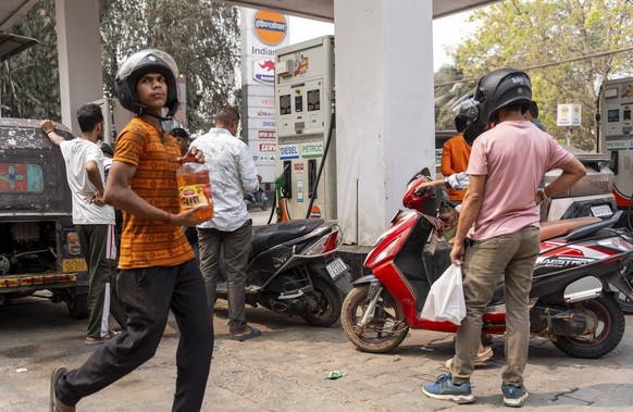 Ein Tankwart betankt am 11. März 2026 Fahrzeuge an einer Tankstelle in Guwahati, Indien. Die Ölpreise kehrten ihren Kurs von den jüngsten Höchstständen um und fielen nach Äußerungen von US Präsident D ...