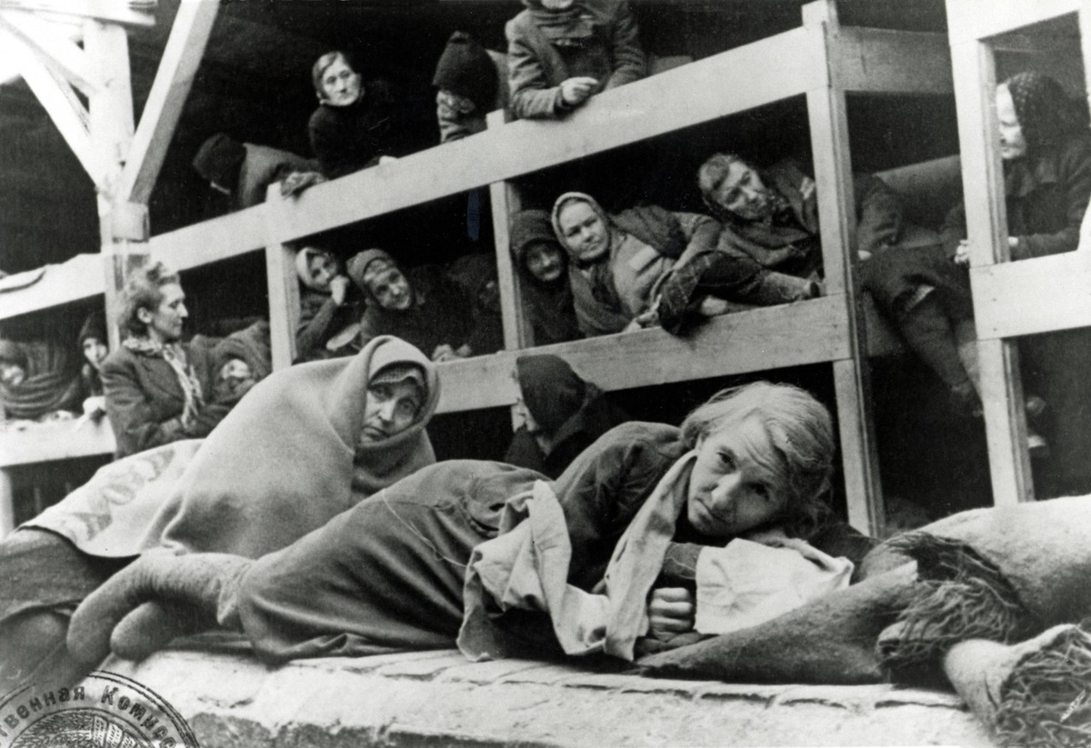 Konzentrationslager Auschwitz Frauen in der Kaserne von Birkenau. Foto aus einem sowjetischen Film �ber die Befreiung des Lagers. Die sowjetische 1. Ukrainische Front kam am Nachmittag des 27. Januar  ...