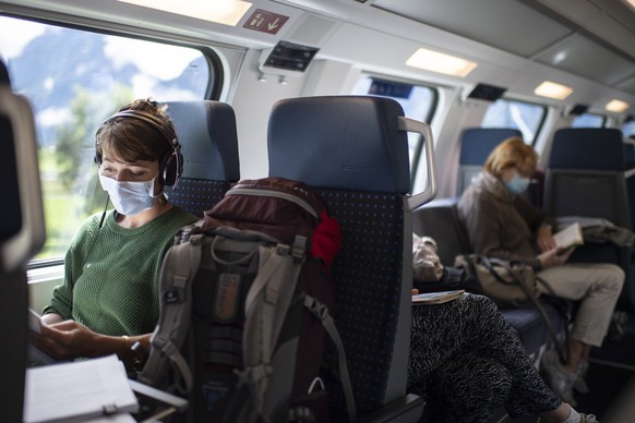 Menschen mit Schutzmasken im Zug der SBB zwischen Sargans und Zuerich, aufgenommen am Montag, 29. Juni 2020. Das Tragen von Schutzmasken wird aufgrund des Coronavirus empfohlen, ist aber freiwillig. ( ...