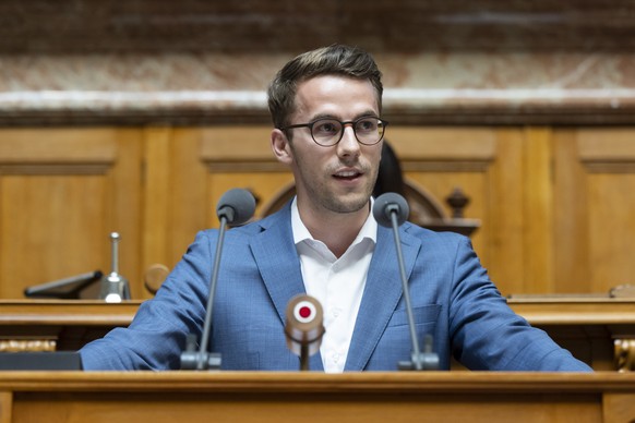 Andri Silberschmidt, FDP-ZH, spricht waehrend der Debatte um die Renteninitiative, waehrend der Sommersession der Eidgenoessischen Raete, am Montag, 5. Juni 2023, in Bern. (KEYSTONE/Peter Klaunzer)