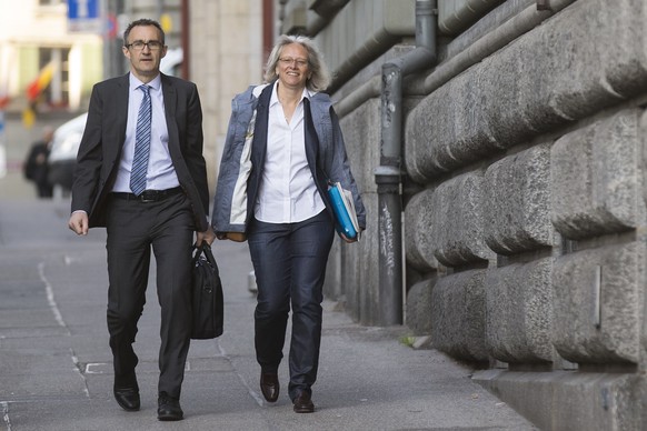 ZUM WEITERZUG DES URTEILS ANS BERNER OBERGERICHT STELLEN WIR IHNEN AM FREITAG 12. JUNI 2015 DIESES ARCHIVBILD ZUR VERFUEGUNG: Martin Baltisser, Generalsekretaer SVP, links, und Silvia Baer, stellvertr ...