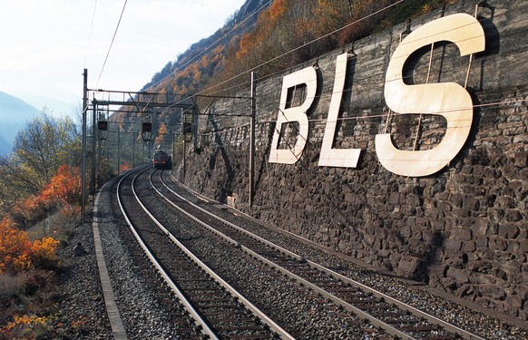 ARCHIVBILD ZUR JAHRESBILANZ 2016 DER BLS CARGO, AM DONNERSTAG, 16. FEBRUAR 2017 - An einer Stuetzmauer auf der Suedrampe zum Loetschberg zwischen Goppenstein und Brig prangt am 13. November 2003 der S ...