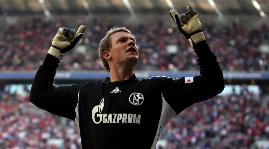 MUNICH, GERMANY - APRIL 25: Goalkeeper Manuel Neuer of Schalke celebrates after winning the Bundesliga match between FC Bayern Muenchen and FC Schalke 04 at the Allianz Arena on April 25, 2009 in Muni ...