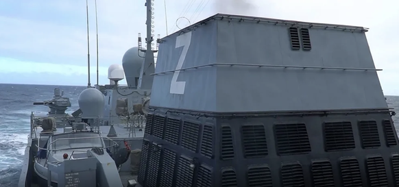 Russische Fregatte &quot;Admiral Gorschkow&quot; vor Südafrika: Auf dem Schiff prangt ein &quot;Z&quot;. Ein Symbol, das auch für russisches Kriegsgerät bei Angriffen auf die Ukraine verwendet wird.