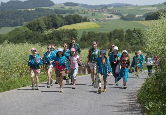 Die Meute Bagira des Pfadicorps Patria Bern ist auf dem Weg zum Lagerplatz, am Sonntag, 8. Juni 2014, in Dentenberg BE. (KEYSTONE/Gian Ehrenzeller) *** NO SALES, NO ARCHIVES ***
