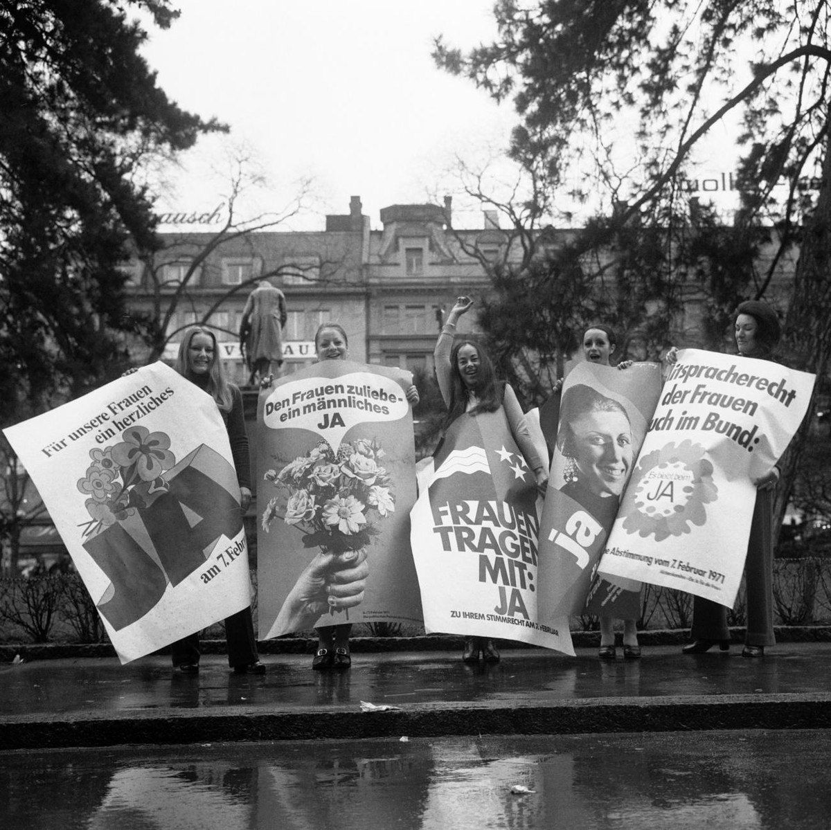 Supporters of the women's right to vote pose with posters in the run-up to the federal vote on February 7, 1971, pictured in Zurich, Switzerland, on January 26, 1971. (KEYSTONE/Str)

Befuerworter ...